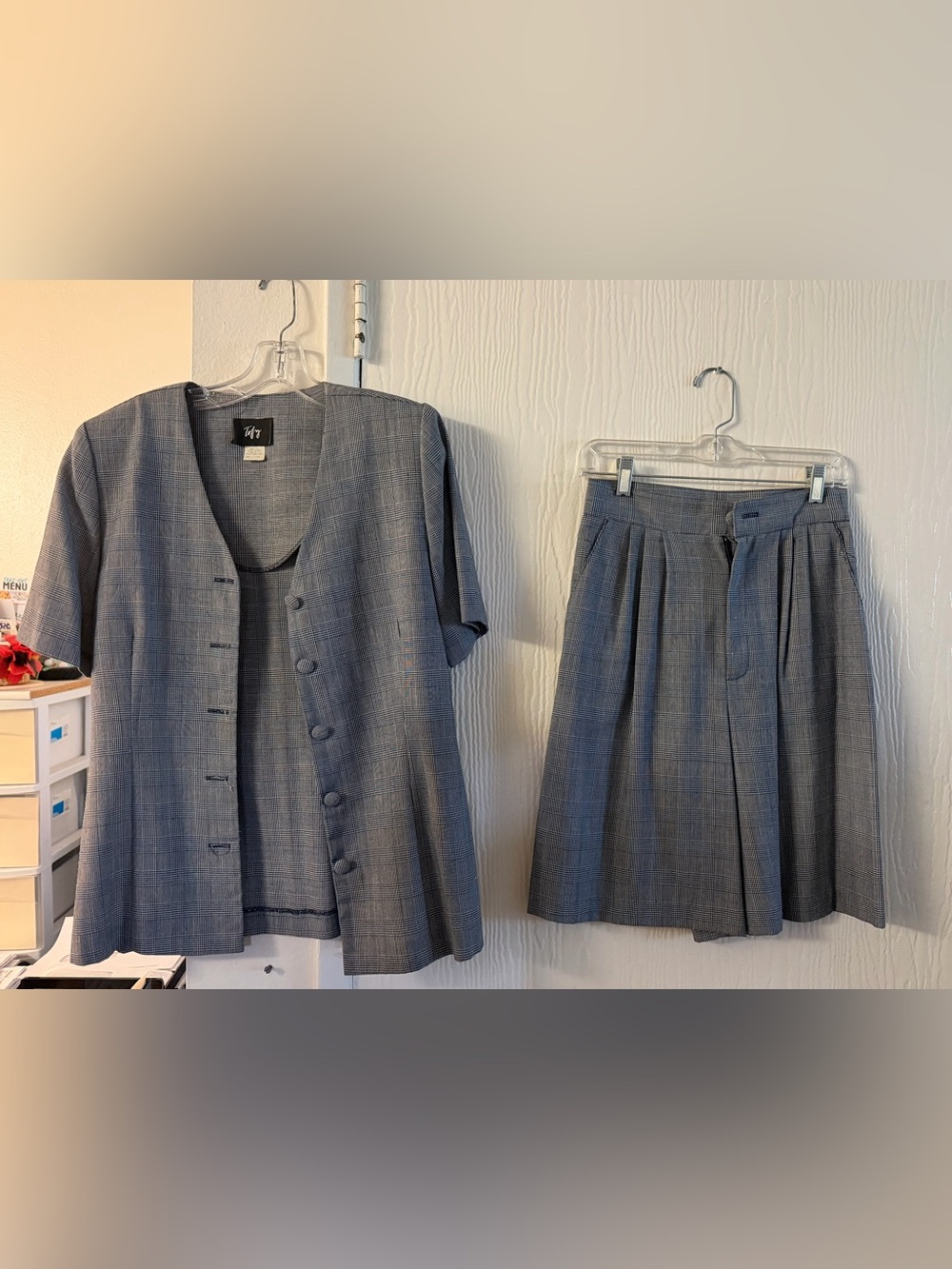 Women’s - 2 Piece Set
Size 8 Tag - Gray/Black Houndstooth Fabric